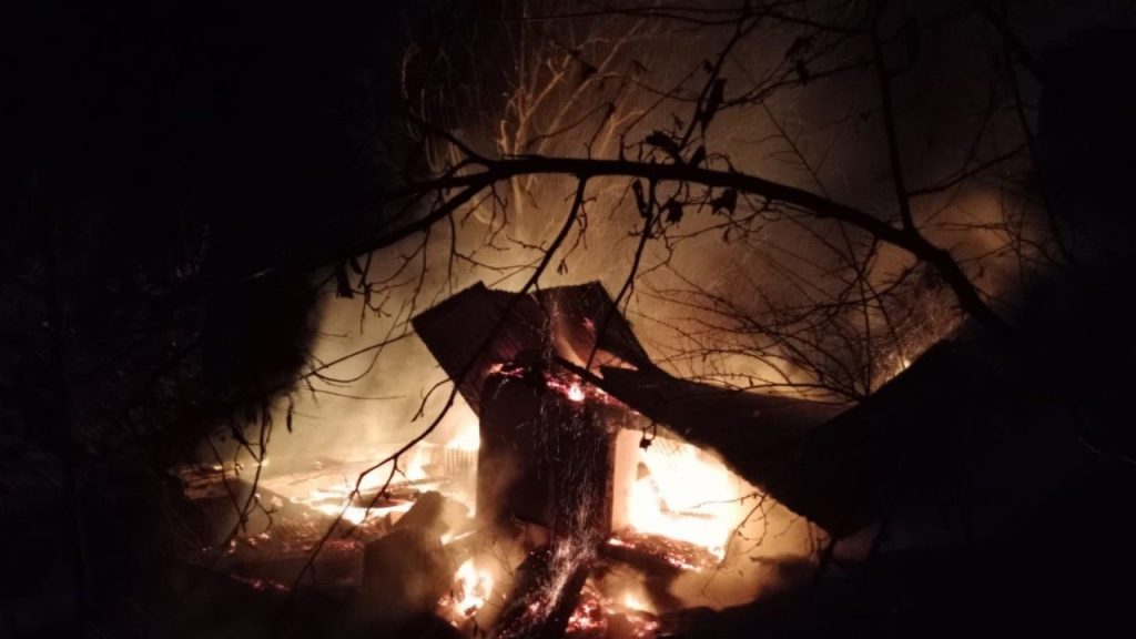 Artvin'de ahşap evde yangın