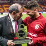 Mertens’e 100 maça çıktığı için plaket verildi