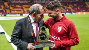 Mertens'e 100 maça çıktığı için plaket verildi