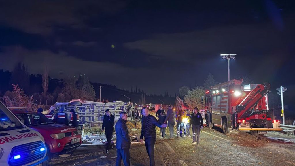 İzmir'de zincirleme kaza: 2 ölü, 7 yaralı