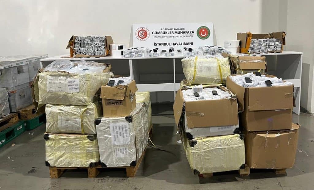 İstanbul Havalimanı’nda Kaçak Cep Telefonu Operasyonu