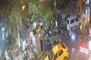 İzmir’de Polis Takibinde Çılgın Kovalamaca: Park Halindeki Motosikletler Ezildi