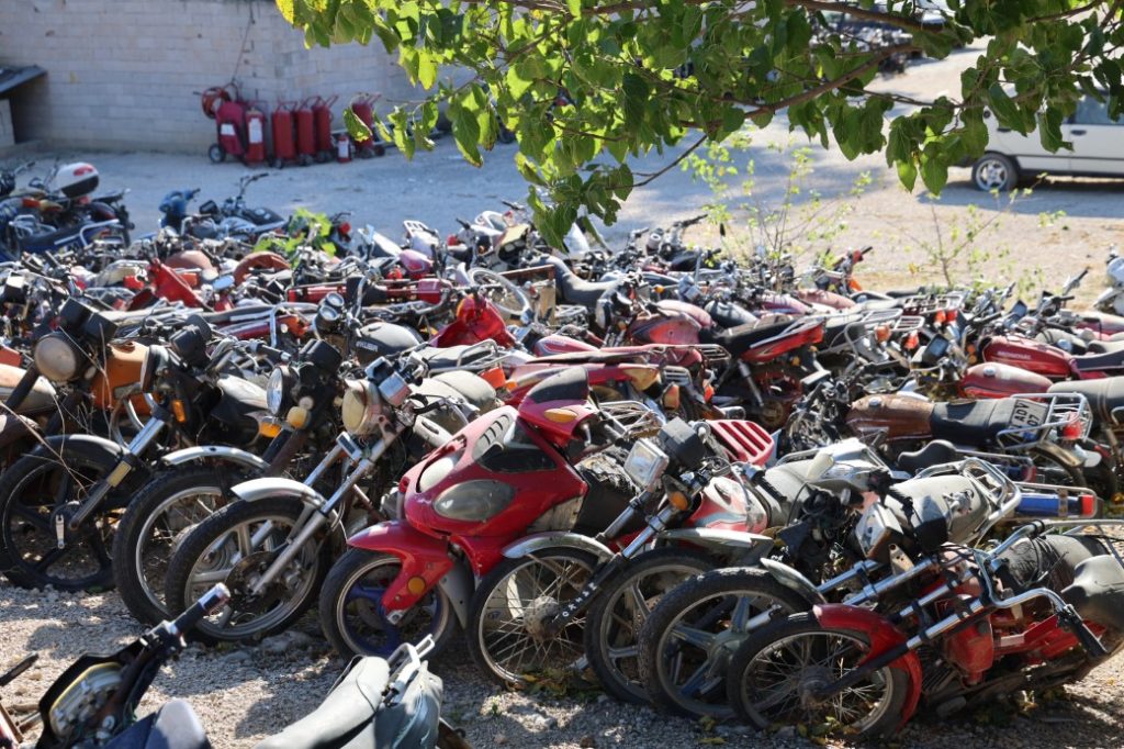 Kozan’da Yediemin Otoparkında Araçlar Hurdaya Döndü