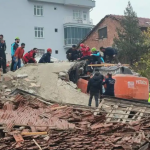 Malatya’da bir bina yıkım esnasında çöktü: Bir kişi enkaz altında