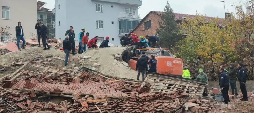 Malatya'da bir bina yıkım esnasında çöktü: Bir kişi enkaz altında