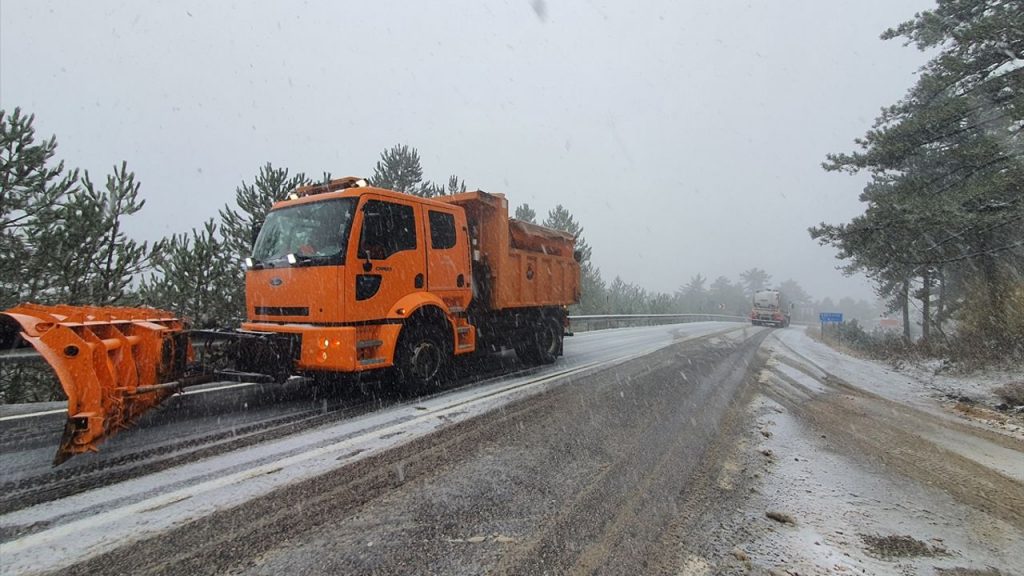 Manisa'da kar yağışı etkili oldu