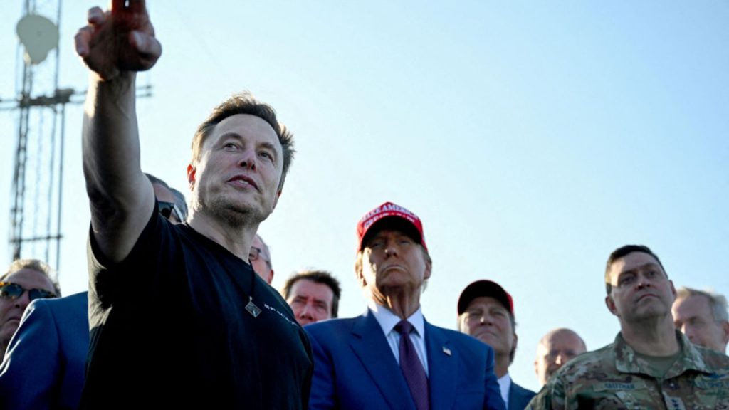 Trump, SpaceX'e ait Starship roketinin fırlatılmasını Musk'la izledi