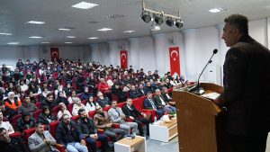 Rektör Demir, öğrencilere yurt dışında burslu eğitim olanaklarını anlattı