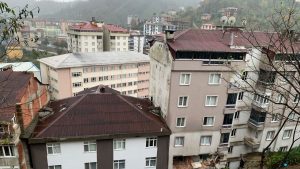 Rize'de heyelan: 1 ölü, 2 bina tahliye edildi (3)