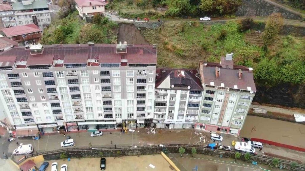 Rize’de heyelana maruz kalan 6 apartman için karar verildi