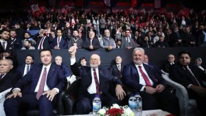 Saadet Partisi kongresi: Salonda, 'Katil İsrail, iş birlikçi AKP' sloganları atılınca AK Partili isimler ayrıldı