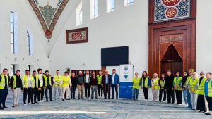 SUBÜ öğrencileri Rasimpaşa Camii’ni temizledi