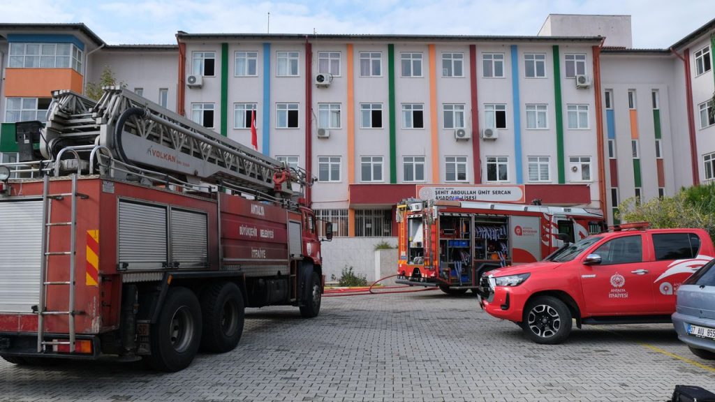 Alanya'da lisede çıkan yangın korkuttu