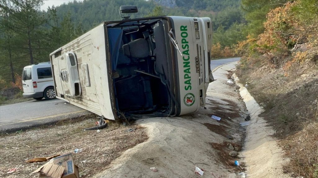 Öğrencileri taşıyan midibüs devrildi: 10 yaralı