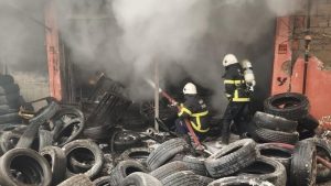 Hatay'da lastikçi dükkanı alevlere teslim oldu