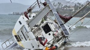 Bodrum’da fırtına ve yağış etkili oldu, yelkenli tekne karaya vurdu