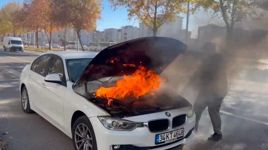 Diyarbakır’da seyir halindeki araçta yangın! Sürücü yangını söndürdü