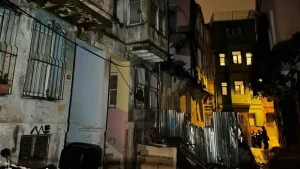 Fatih'te metruk binada çökme meydana geldi