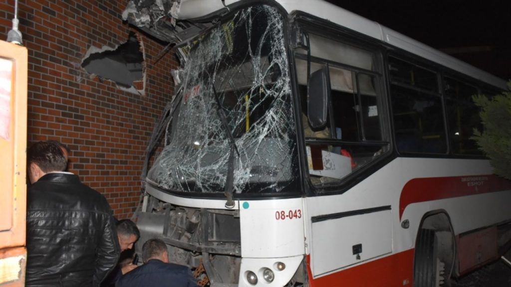 İzmir'de belediye otobüsü alışveriş merkezinin bahçesine uçtu: 1 yaralı