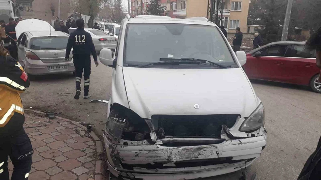 Malatya’da Zincirleme Kaza: 4 Araç Hasar Gördü, 2 Yaralı