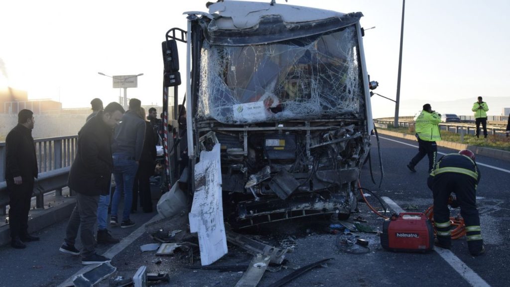 Manisa'da işçi servisinin tıra çarptığı kazada 22 kişi yaralandı