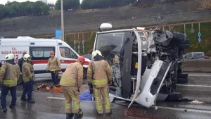 Maltepe'de midibüs devrildi: 1 kişi öldü, 7 kişi yaralandı