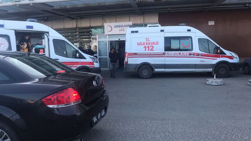 ambulans Servis minibüsü ile otomobil çarpıştı: 7 yaralı
