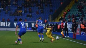 Trendyol Süper Lig: Çaykur Rizespor: 1 - Kayerispor: 0 (İlk yarı)