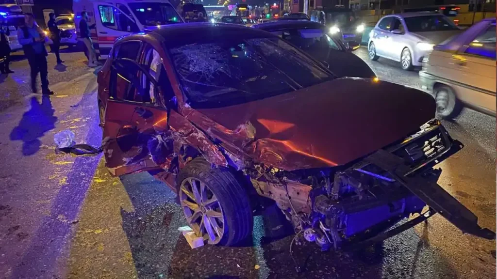 Üsküdar'da 3 araçlı zincirleme kaza: 5 yaralı