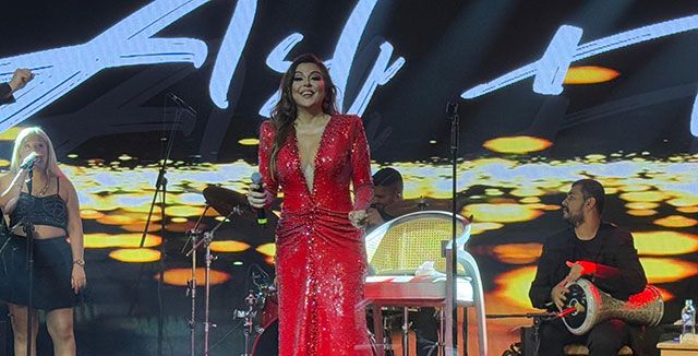 Aslı Hünel... ANTALYA'DA FERDİ TAYFUR ŞARKILARI!