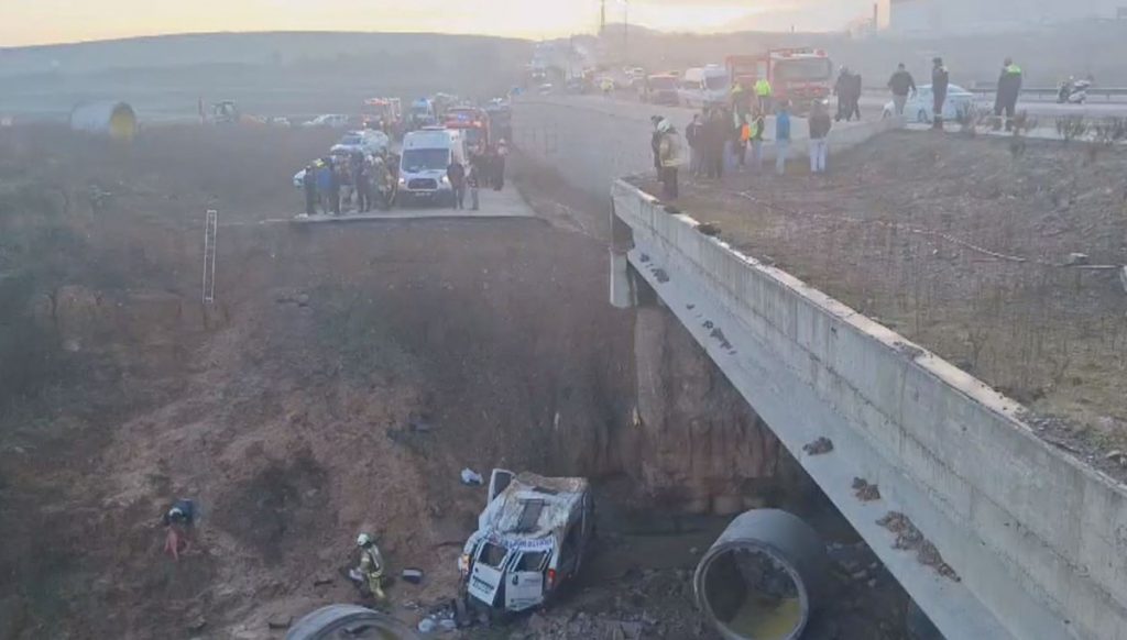 İşçi servisi şarampole devrildi: 3'ü ağır 16 yaralı