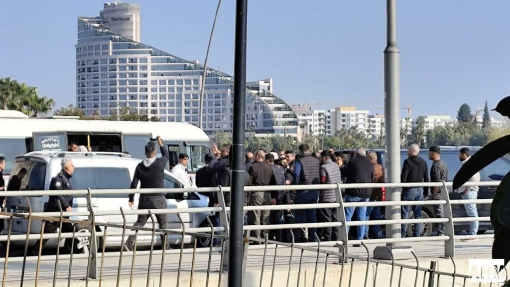 Adana'da Dolmuşa Pompalı Silahla Saldırı: Polis Havaya Ateş Açtı!
