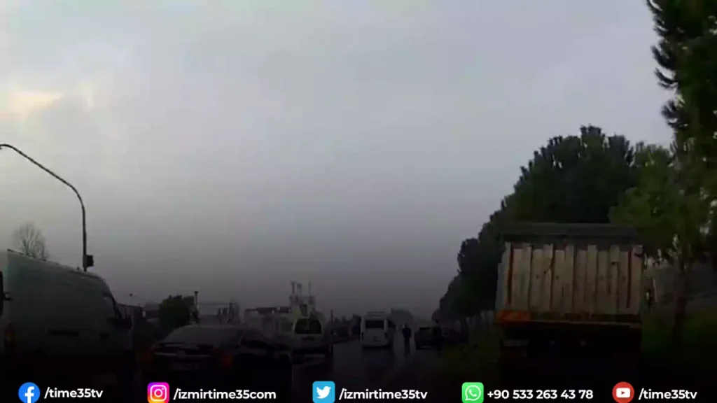 Otomobille çarpışan kamyon ağaca çarparak durabildi