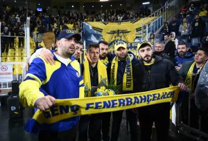 Fenerbahçe Emre Belözoğlu'nu çiçeklerle karşıladı