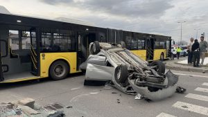 Belediye otobüsüyle otomobilin çarpıştığı kazada 9 kişi yaralandı