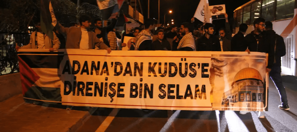 Çukurova Üniversitesi öğrencileri geceyi tekbirlerle aydınlattı
