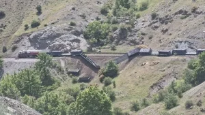 Elazığ'da yük treninin beş vagonu raydan çıktı