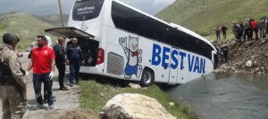 bitlis te yolcu otobusu dereye uctu 7 yarali R2e6ZP quu8xO