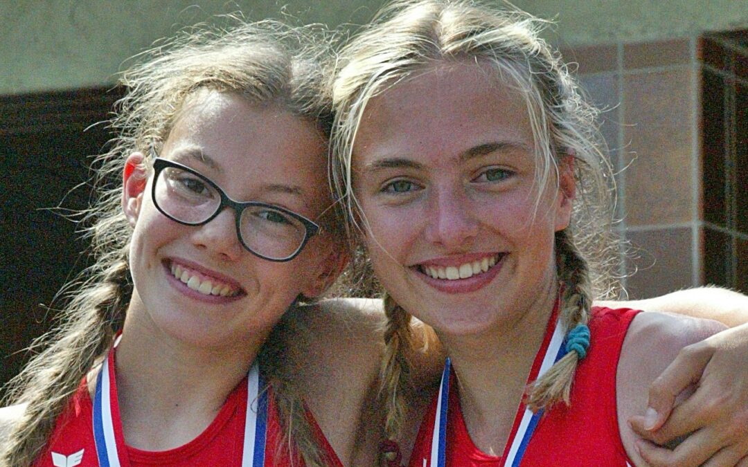 Zwei junge Sportlerinnen holten im Block-Fünfkampf die Meisterschaft