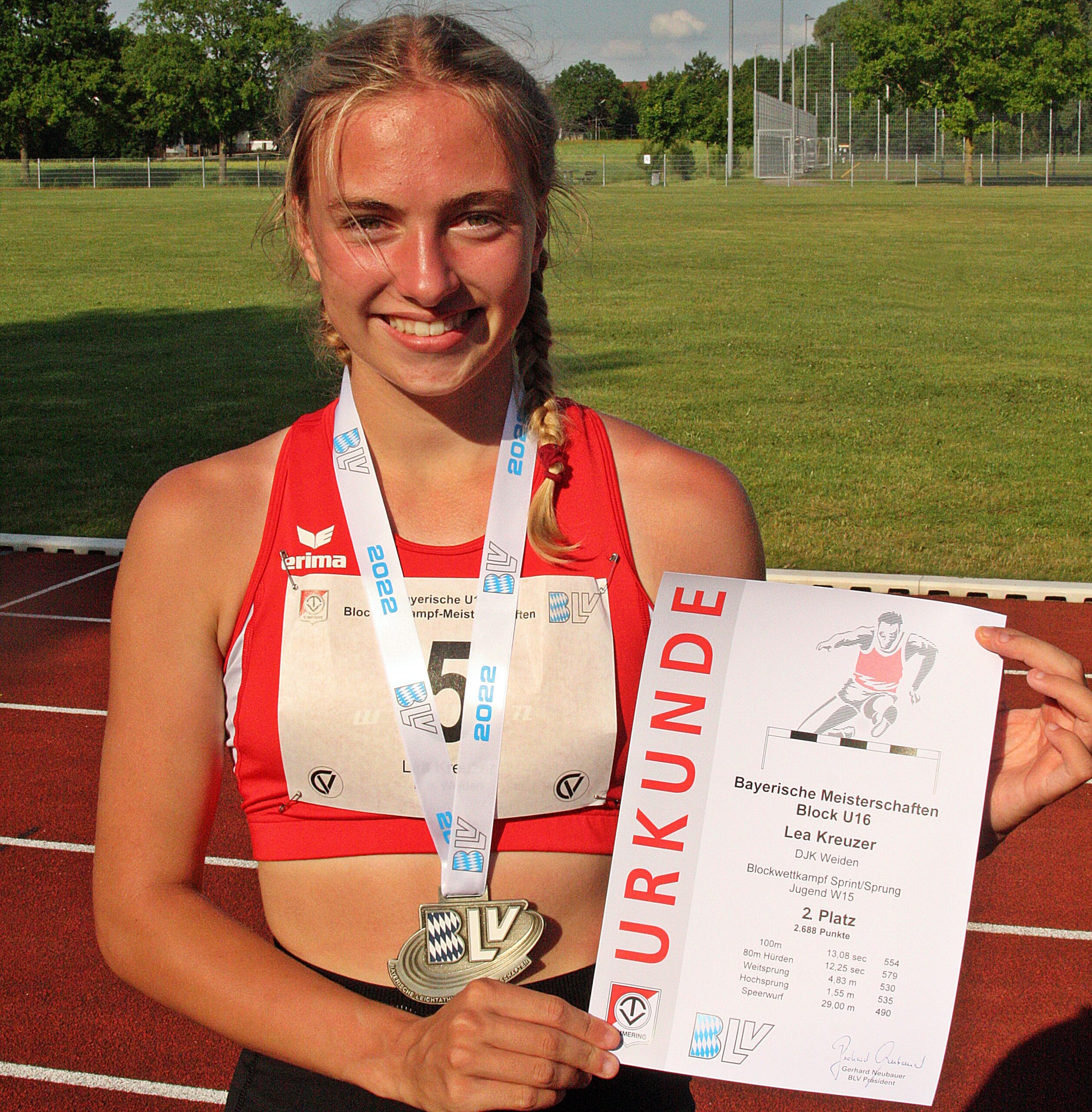 Echo Lea Kreuzer mit der Sieger-Urkunde