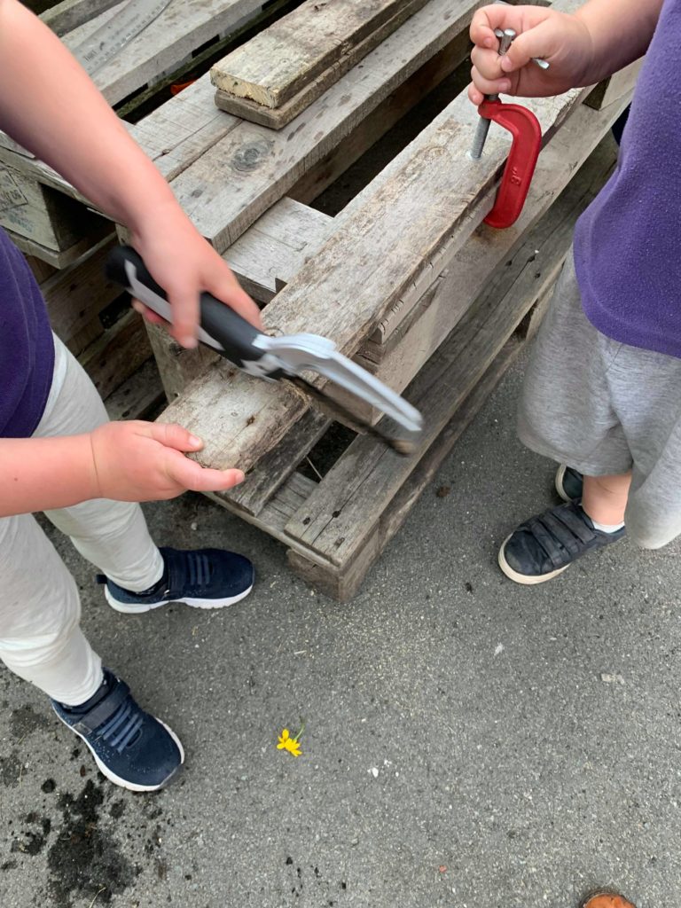 The children clamping some wood