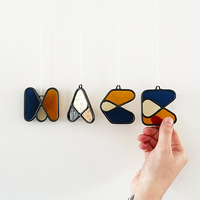 dofzwart_maatwerk_mace naam geboorte in glas in lood hanger