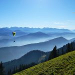 Wandern mit dem Hund: Gleitschirmflieger auf dem Brauneck