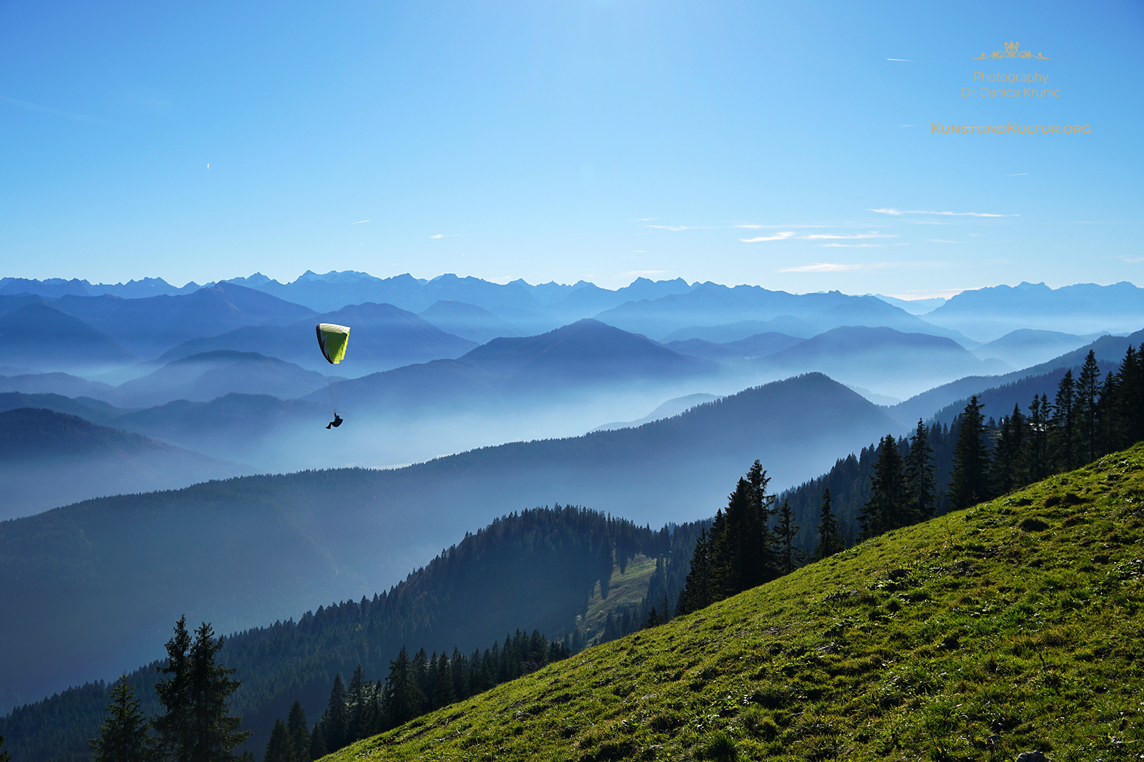 Wandern mit dem Hund: Gleitschirmflieger auf dem Brauneck