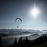 Wandern mit dem Hund: Gleitschirmflieger auf dem Brauneck