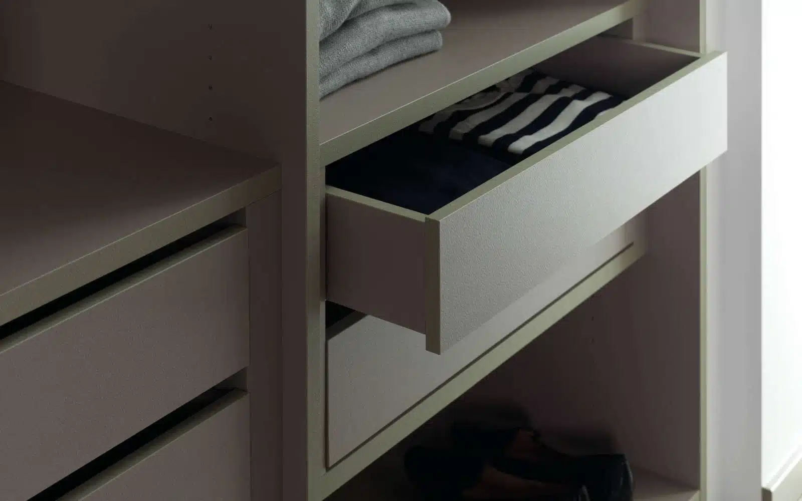 Et billede af en garderobe i grå laminat med to skydedøre og en hængestang til tøj. Garderoben har en enkel og moderne stil med rene linjer og en glat overflade