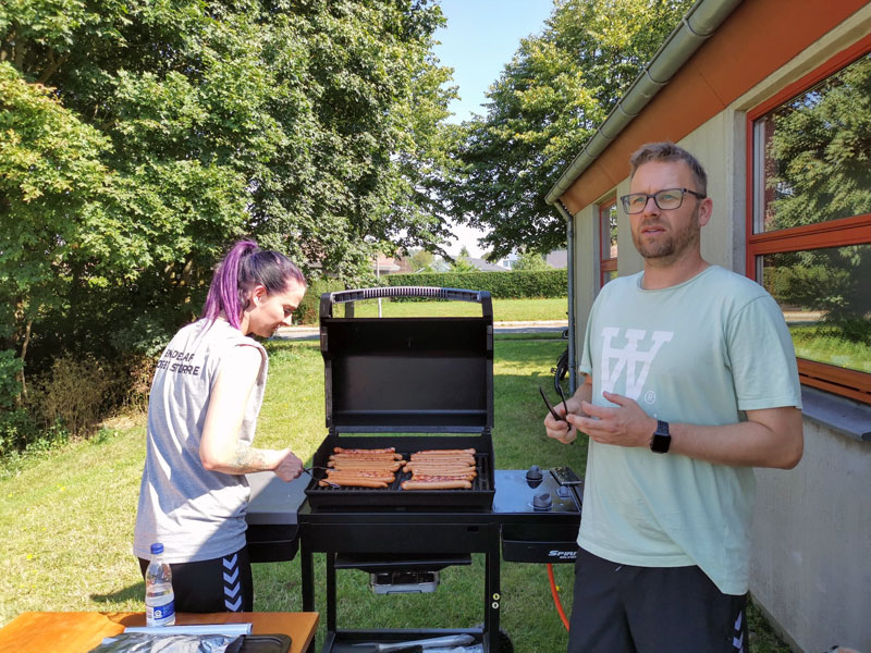 Casper for hjælp til at grille pølser til deltagerne - Foto: AGR - domesticmanager.dk