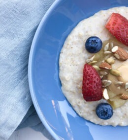 Morgengrød med æbler, knas og dulce de leche