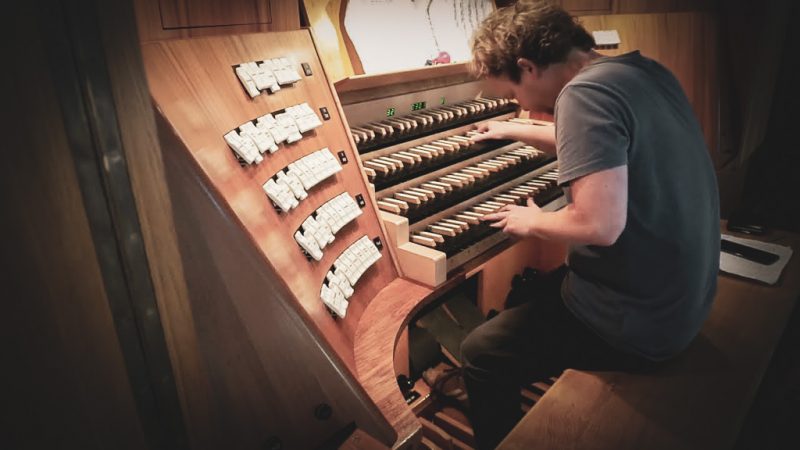 Dominik Dawidzinski an einer viermanualigen Orgen in der Kreuzkirche Dresden (2022)
