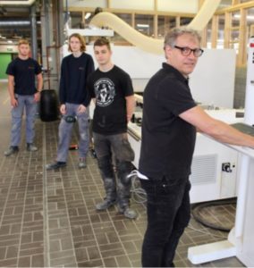 Technisch Adviseur Luc Braet bedient de nieuwe vijf-assige CNC machine